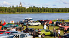 Classic Motormeet Haparanda-tapahtuman autoja ja ihmisiä Tornionjoen rannassa.