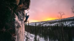 Jääkiipeiljä nousemassa ylös Korouomalla.