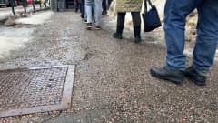 Ihmisiä jonottamassa ruoka-apua Helsinginkadulla Hurstin ruokajonossa.