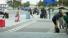 Oulun lentokentällä matkustelijoita