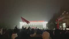 Kiinan Xinjiangissa on puhjennut mielenosoituksia koronarajoituksia vastaan.