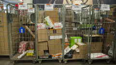Häkkikärryissä on paljon postipaketteja.