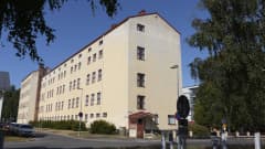 Oulun kauppaoppilaitos valmistui vuonna 1957. Kuva elokuulta 2019. 