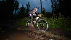 Aki Färm ajaa maastopyörällä Tahko MTB-kilpailussa vuonna 2018.