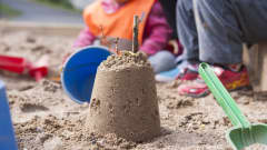 Lapsen tekemä hiekkakakku.