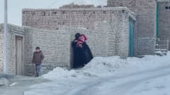 Afghansk kvinna med sina barn
