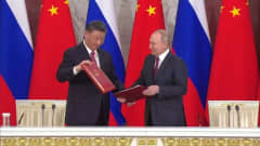Kiinan presidentti Xi Jinping sekä Venäjän presidentti Vladimir Putin allekirjoittivat dokumentteja Kremlissä 21.3.2023.