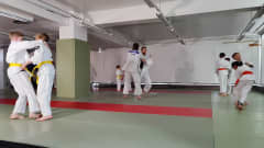 Judokat harjoittelevat väliaikaisissa harjoistustiloissa.