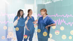 Kolme sairaanhoitajaa keskustelemassa pukuhuoneessa, taustalla audiogrammi ja hymiöitä