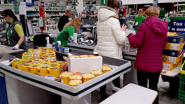 Prisman kassa, jossa näkyy kymmeniä Oltermanni-juustoja. 