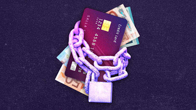 Jykevä lukko käärittynä maksukortin ja seteleiden ympärille.