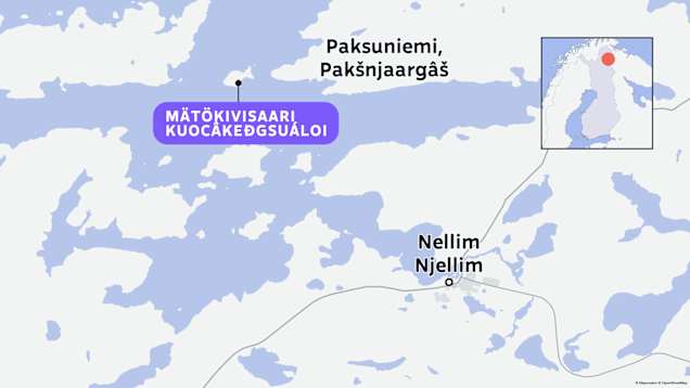 Kartta näyttää Inarijärven alueen. Siinä on merkitty Mätökvisaari, saamen kielellä Kuocakedgsuáloi. Kartalla näkyy myös Paksuniemi, saamen kielellä Pakšnjaargaš, sekä Nellim, Njellim.