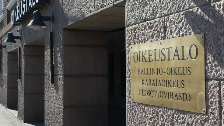 Hämeenlinnan oikeustalon sisäänkäynti, etualalla kyltti, jossa teksti oikeustalo, hallinto-oikeus, käräjäoikeus, ulosottovirasto.