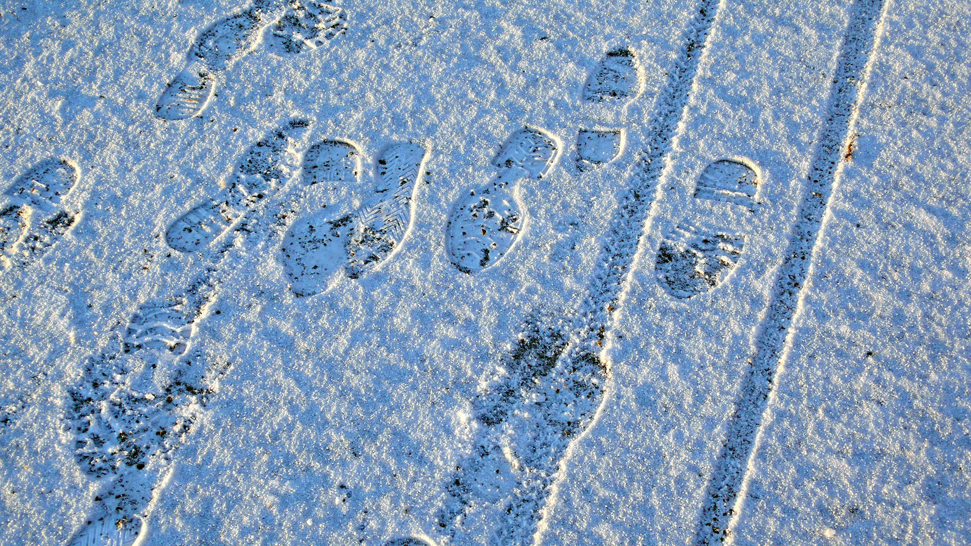 Jalanjäljet lumessa