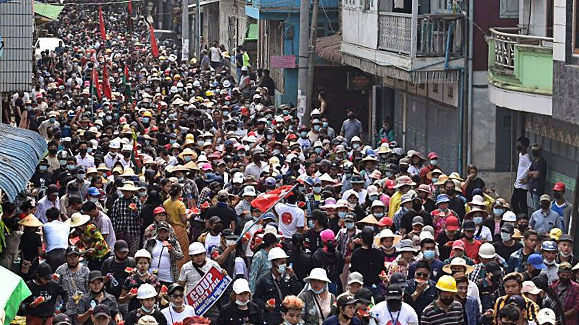Sotilasvallankaappausta vastustavia mielenosoittajia kadulla Hpakantissa, Myanmarissa.