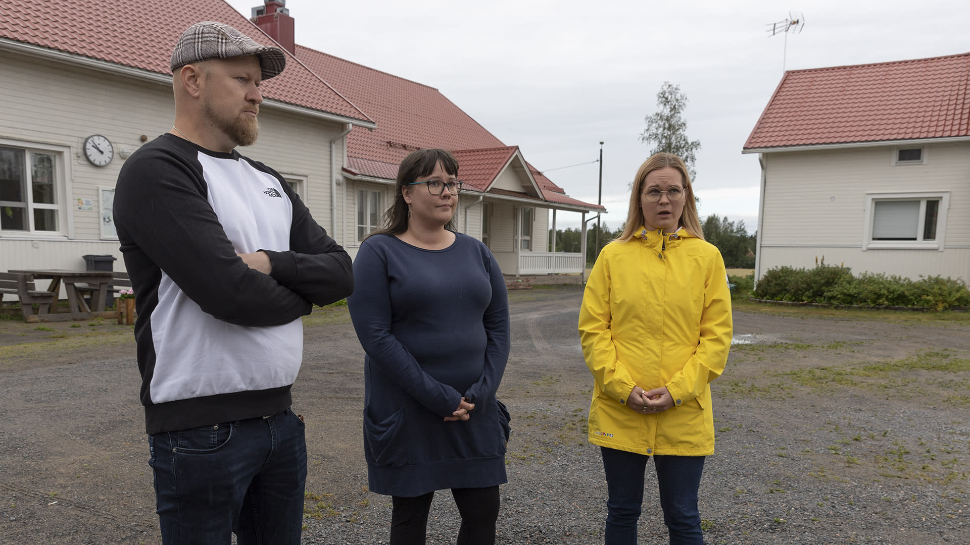 Risto Tilus, Jenni Yrjänä ja Janette Korpi seisovat Pahkalan koulun pihalla