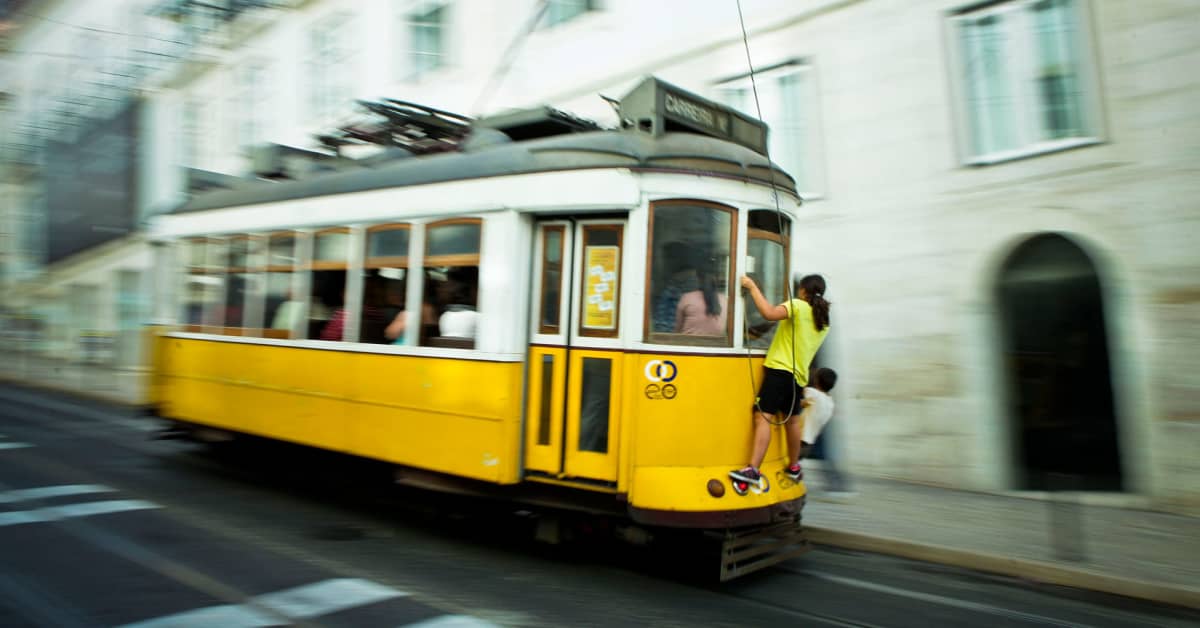 Lissabon tarjoaa maksuttoman bussikyydin eläkeläisille ja nuorille asukkailleen – joukkoliikenne on jo maksutonta Tallinnassa ja Luxembourgissa