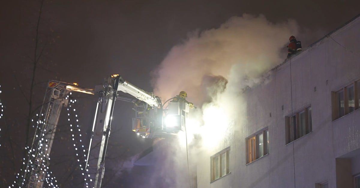 Video: Toistakymmentä ihmistä joutui jättämään kotinsa, kun arvokkaan talon  ylin kerros paloi asuinkelvottomaksi Riihimäen keskustassa