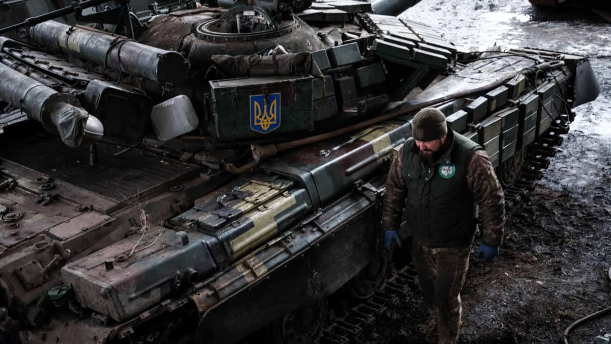 Ukrainalainen mekaanikko kävelee panssarivaunun vierellä varikolla Harkovassa.