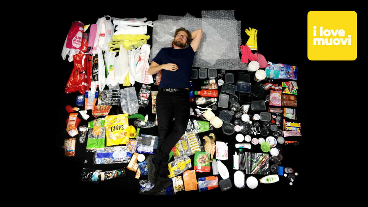 mies makaa muoviroskien päällä 