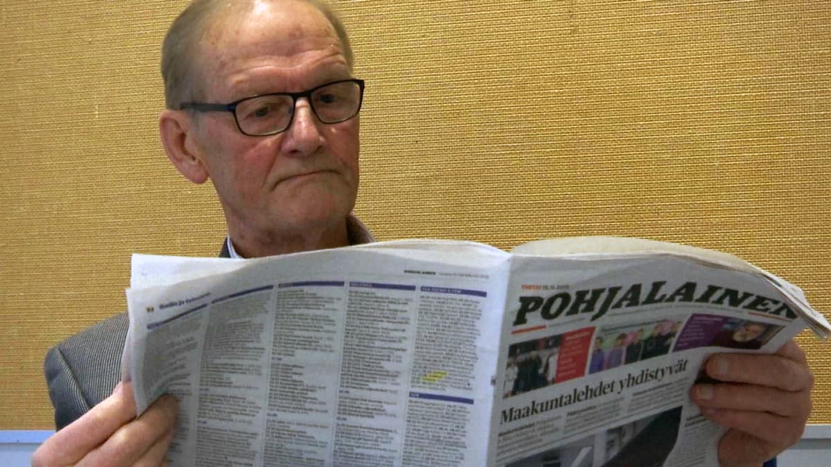 Martti Koski lukee lehteä