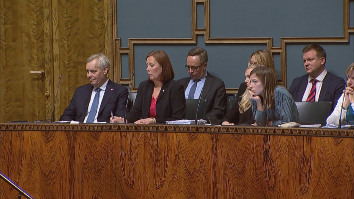 Statsminister Antti Rinne (SDP) i riksdagen den 28 november 2019. Andra från höger kommunminister Sirpa Paatero (SDP) och tredje från höger, på bakre raden finansminister Mika Lintilä (C).