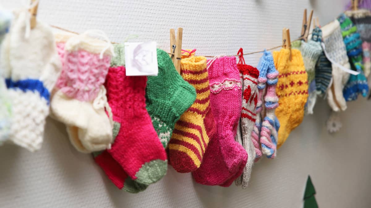 Lahjoittajien kutomia villasukkia pyykkinarulla Lapin keskussairaalassa