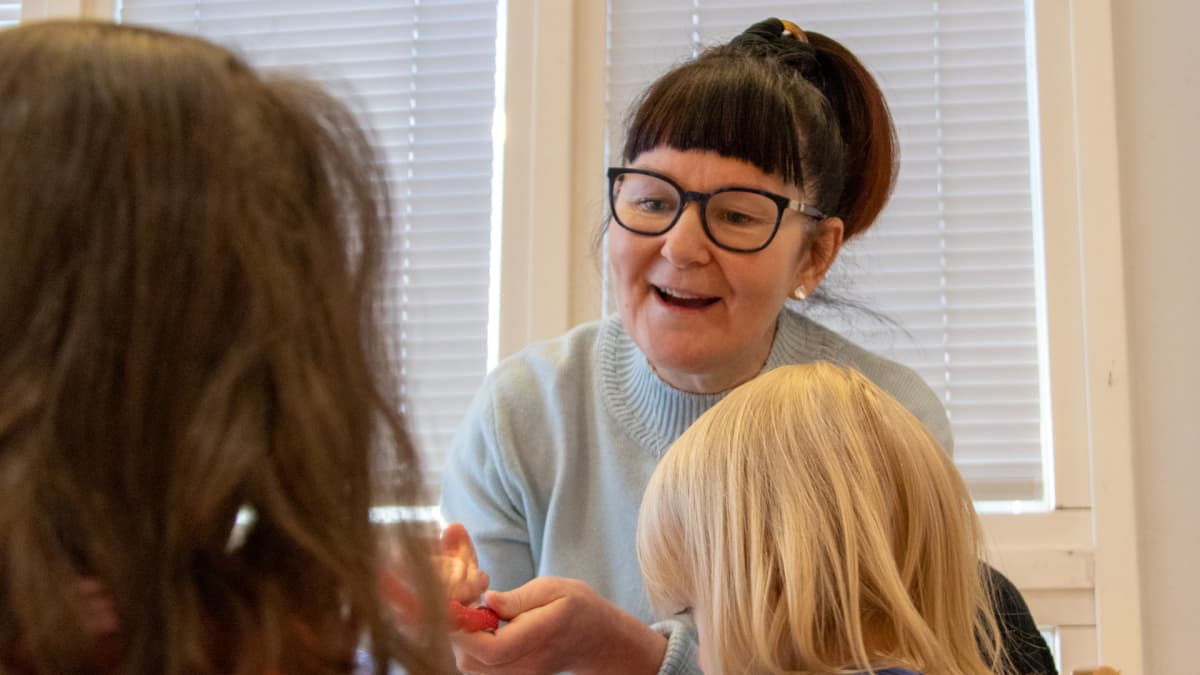 Kuraattori Paula Koskinen lasten parissa Pateniemen päiväkodissa Oulussa