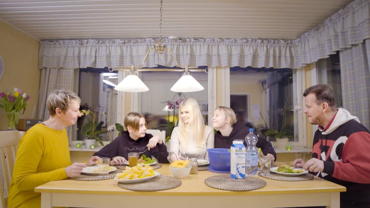 Kuvassa on Jennifer Käld päivällisellä yhdessä perheensä kanssa. Pöydän ääressä istuu Jenniferin lisäksi äiti, isä, veli ja sisko. 