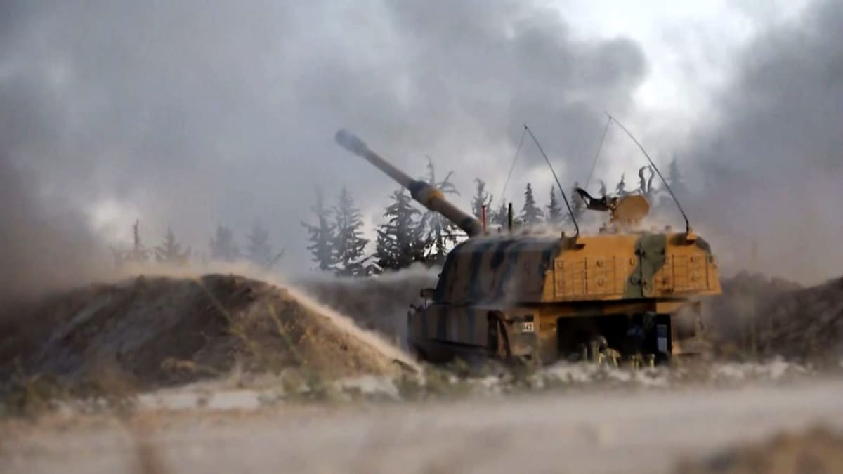 Turkkilainen tykki ampuu kohti Syyrian hallinnon joukkoja.