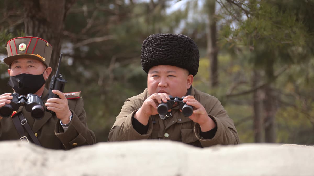 Pohjois-Korean johtaja Kim Jong-un valvoo sotaharjoitusta