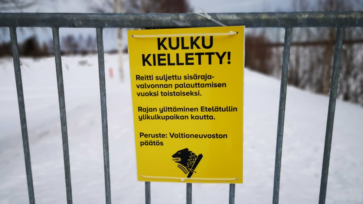 Rajapuomi ja Kulku kielletty-kyltti Suomen ja Ruotsin rajalla Torniossa, tulvavallin päällä. Puomin takana Ruotsin Haaparanta.