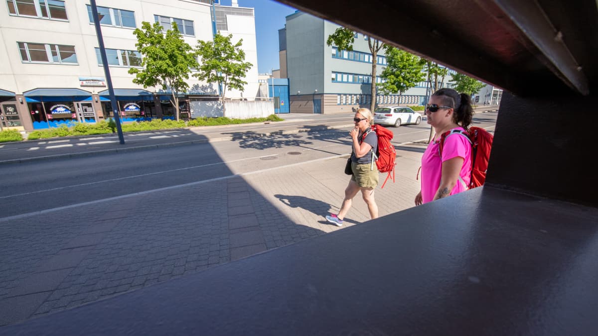Tukialus-hankkeen Minna Lapisto ja Katja Hartikainen kävelevät Jyväskylän matkakeskuksen vieressä.