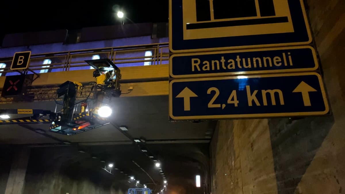 Tampereen Rantatunnelin huoltotöitä yöaikaan, kun tunneli on suljettu liikenteeltä