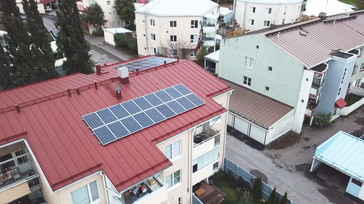 Aurinkopaneeleja kerrostalon katolla.