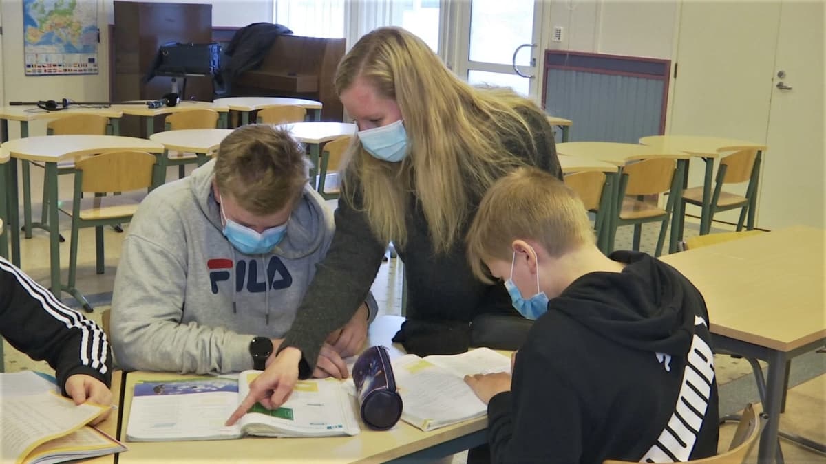 Resurssiopettaja Eveliina Toppari opettaa yläkoululaisia Isokyrön koulukeskuksen tiloissa.