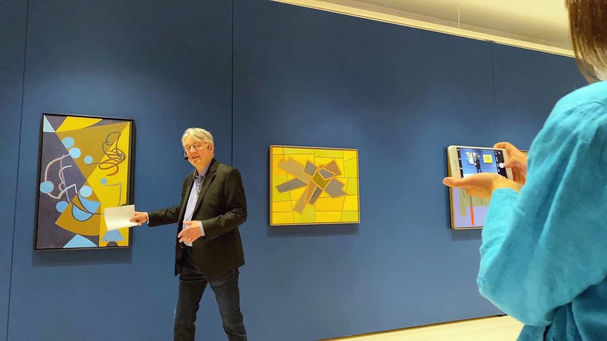 Taidekriitikko Timo Valjakka esittelee Nikolai Tangenin kokoelmian helmiä Hämeenlinnan taidemuseossa