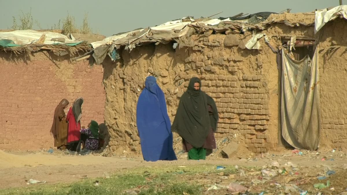 Naisia pakolaisleirillä Pakistanin Islamabadissa.
