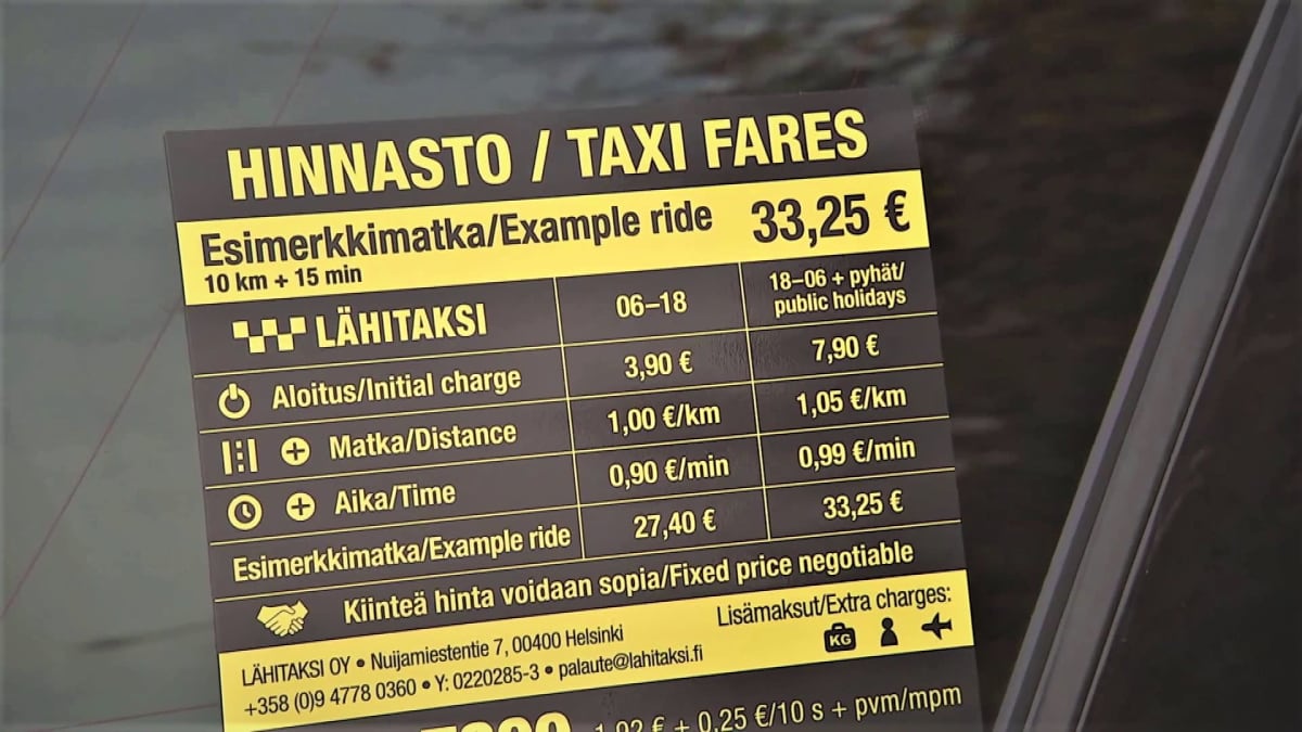 Taksin ikkunassa on keltamusta hinnastotarra, josta ilmenee esimerkkimatkalle hinta ja muu hinnasto.