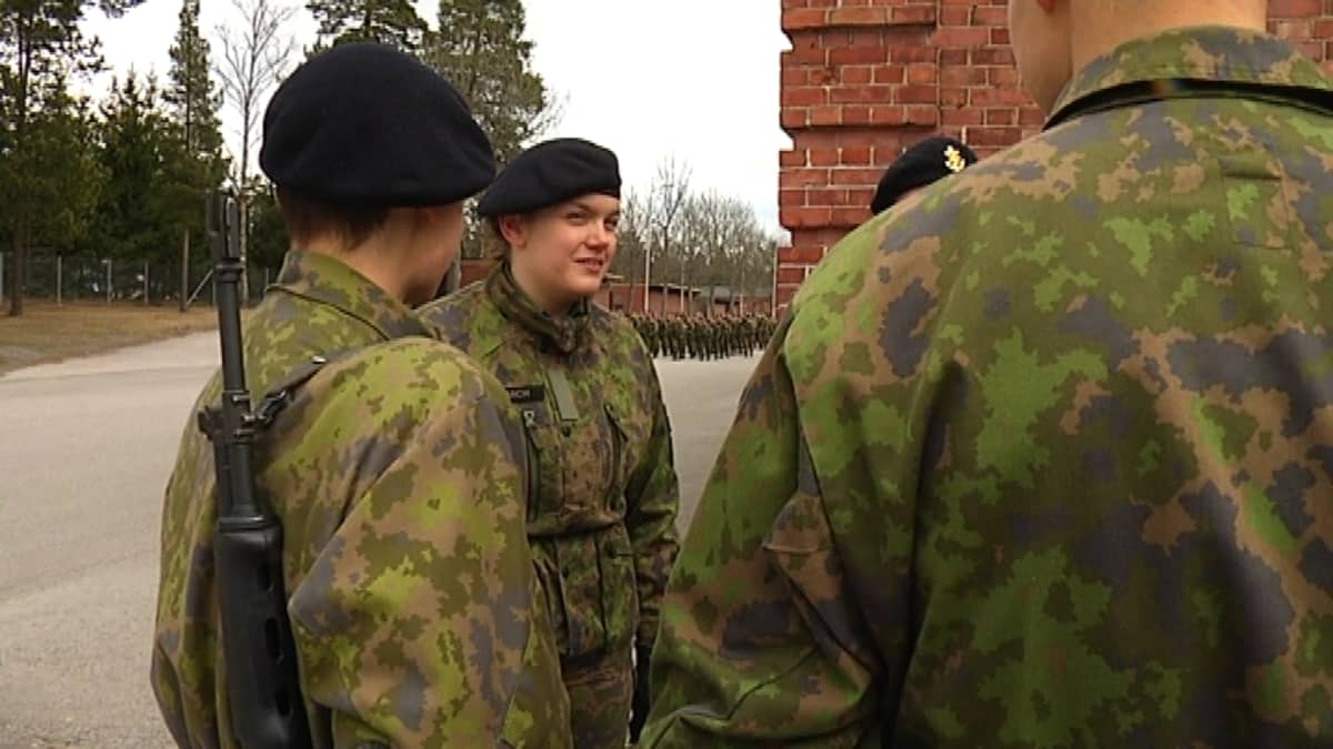 personer i militärklädsel