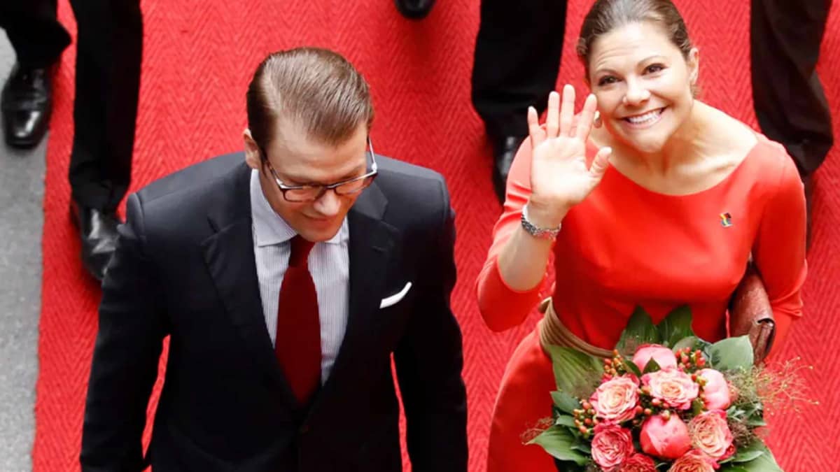 Ruotsin prinsessa Victoria heiluttaa, hänen vierellään prinssi Daniel.