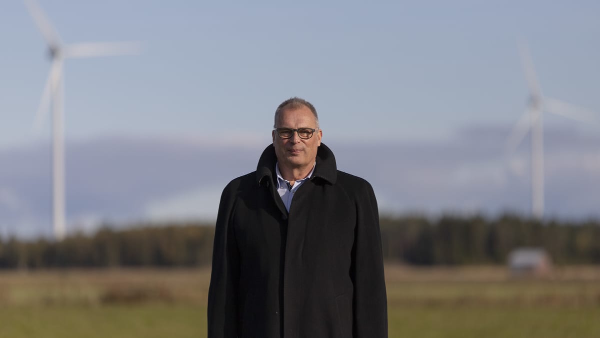Kalajoen kaupunginjohtaja Jukka Puoskari seisoo tuulivoimapuiston reunassa