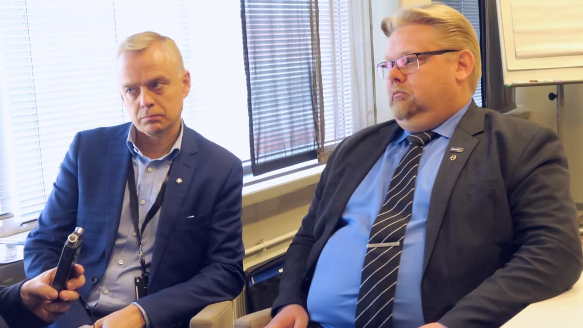 Puolustusvaliokunnan jäsen, kokoomuksen Timo Heinonen ja valiokunnan varapuheenjohtaja, perussuomalaisten Jari Ronkainen.