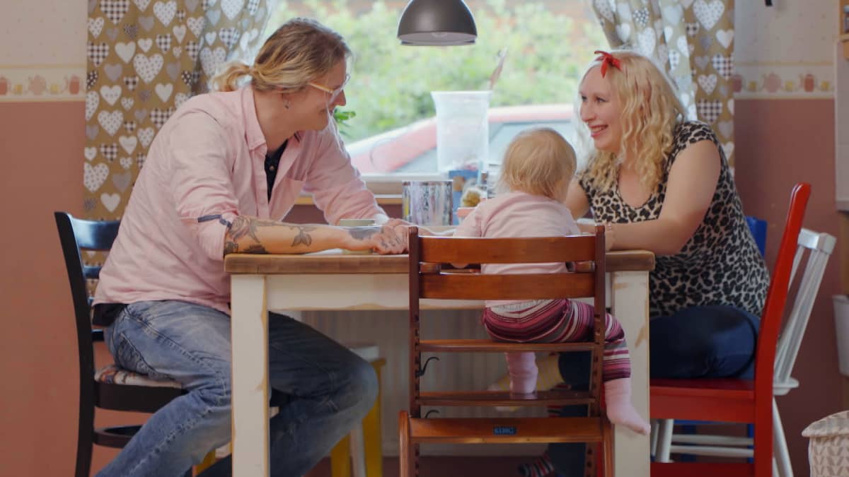 Rasmus yhdessä perheensä kanssa ruokapöydässä.