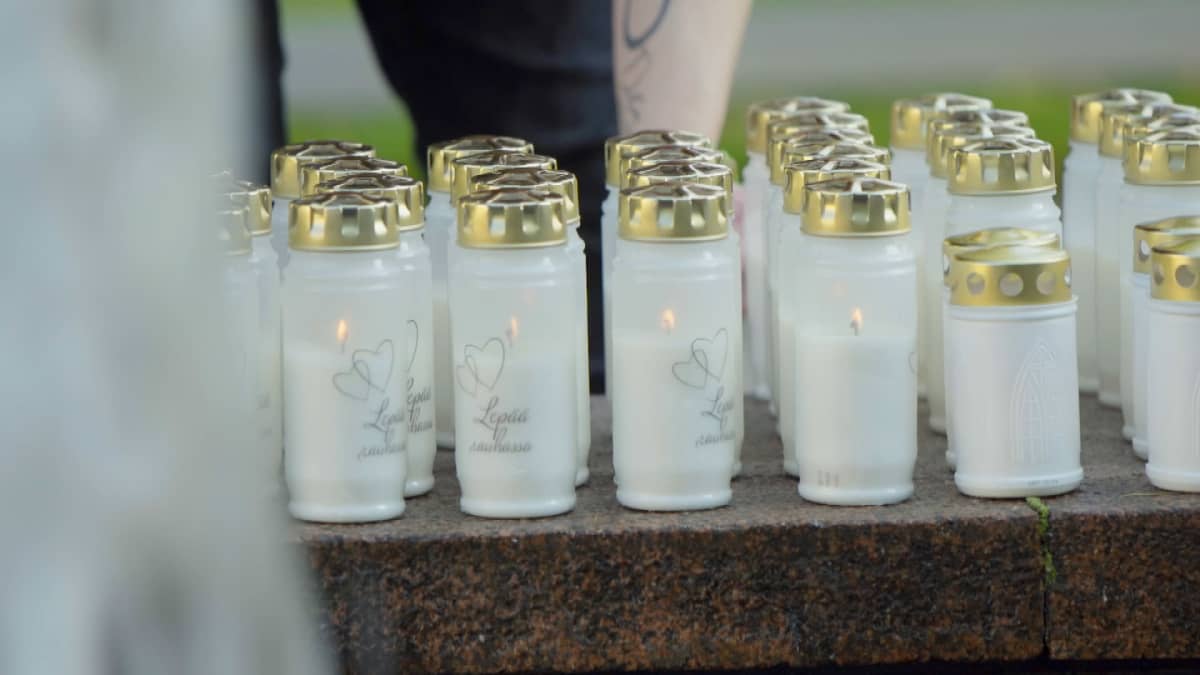 Kynttilöitä, joissa lukee "Lepää rauhassa".