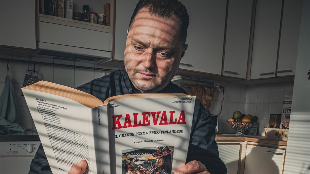 Marcello Ganassini lukee italiaksi kääntämäänsä Kalevalaa.