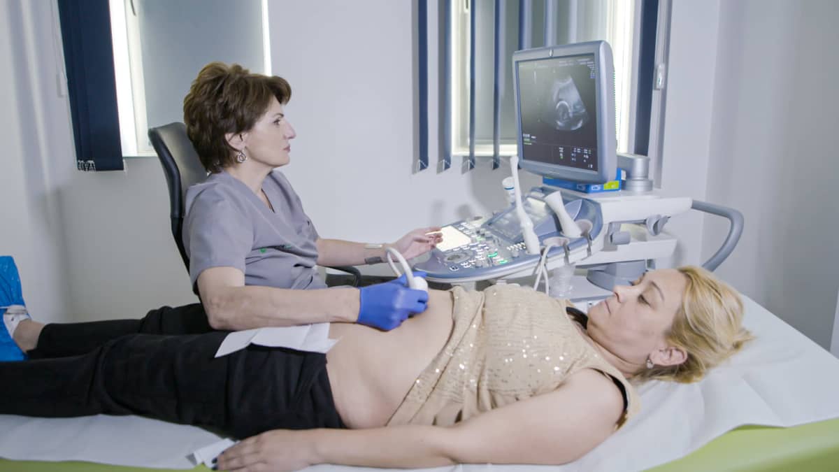 Raskaana oleva nainen ultraäänitutkimuksissa.