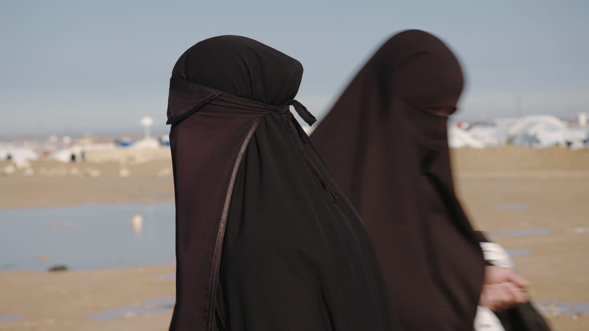 Naisia al-Holin leirillä. Aiempi kuvateksti: Al-Holin leirillä naisten on käytettävä peittävää hijabia. Jos joku poikkeaa pukukoodista, asettaa hän itsensä altiiksi kostoiskuille. Leirissä on jopa tapettu naisia.
