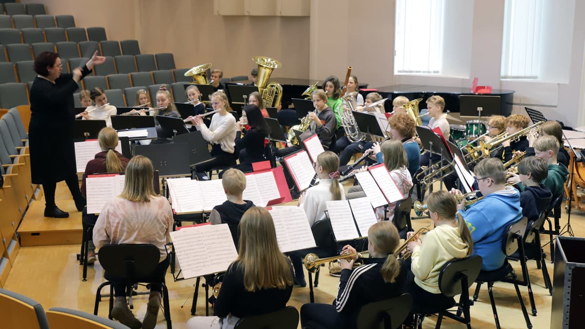 Musiikkiopiston puhallinorkesteri harjoittelee Inka Puhakan johdolla