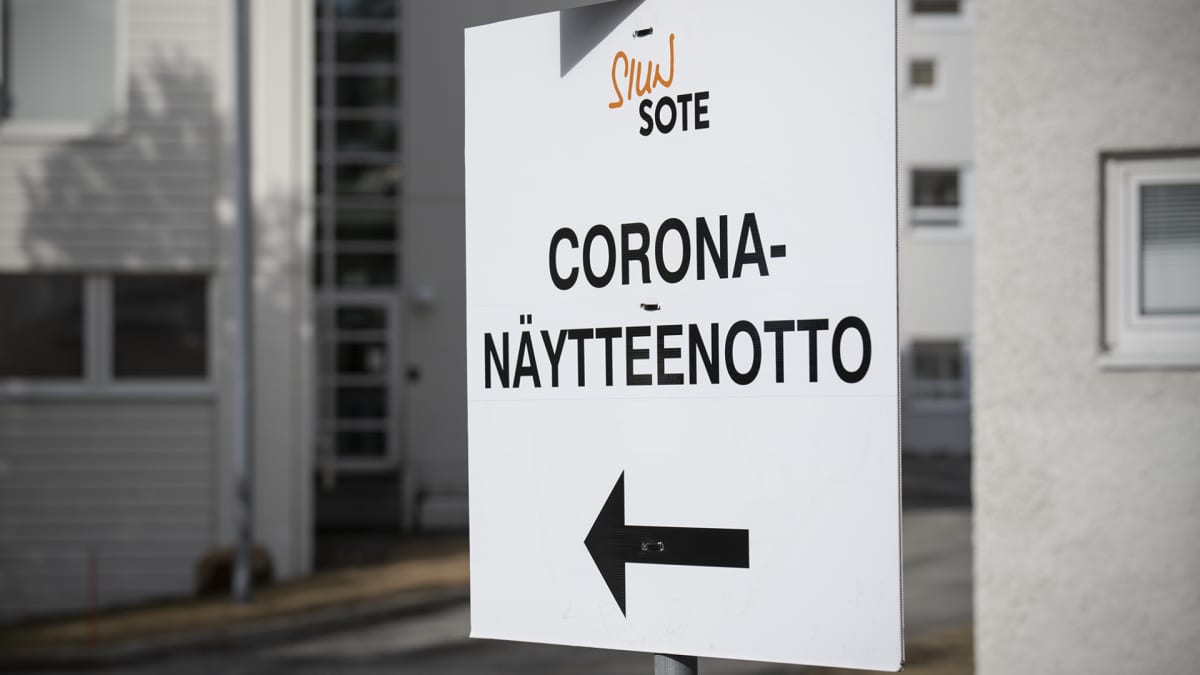 Koronaviruksen näytteenottopaikalle opastava kyltti.